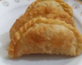 A picture of step 2 of Bujya y metha samosa.