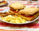Foto del paso 3 de la receta: Bocadillo de salchicha blanca, tomate, queso y mayonesa