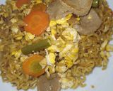 Foto langkah ke 3 dari resep Indomie goreng toping bakso, wortel, buncis.