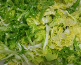 Foto del paso 2 de la receta: Escarola en salsa de truchas