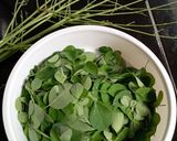 Foto langkah ke 2 dari resep Sayur Bening Bayam Kelor.