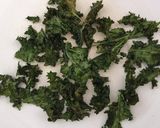 Hình bước làm 5 của món Thí nghiệm cùng cải xoăn: kale salad và kale chip