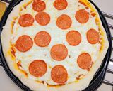 صورة لخطوة 6 من وصفة بيتزا بيبيروني 🍕