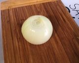 Une image de l'étape 1 de Tourte au munster, oignon, cumin et vin blanc.