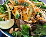 Une image de l'étape 6 de Salade de bœuf sauté & sauce soja.