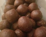 A picture of step 4 of Healthy Chocolate PB Balls.