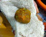 A picture of step 8 of Breadvada or Aloo bonda.