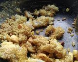 Foto langkah ke 3 dari resep Goreng Nasi Kuning campur Telur rebus.