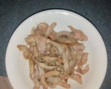 A picture of step 4 of Tricolour chicken stir fried noodles.