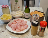 Foto del paso 1 de la receta: Dados de pollo al cava en salsa de cebolla y cúrcuma