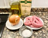 Foto del paso 1 de la receta: Salchichas frescas encebolladas