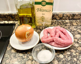 Foto del paso 1 de la receta: Salchichas frescas encebolladas
