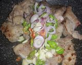 Foto del paso 3 de la receta: Costillas de cerdo con chícharo verde y acelga