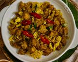 Foto langkah ke 7 dari resep Gai Pad Pongali (Ayam Tumis Bubuk Kari) Khas Thailand.