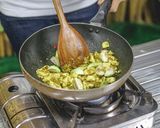 รูปขั้นตอนการทำที่ 9 ของ ข้าวผัดแกงเขียวหวาน ไก่ อาหารไทย เมนูผัด วิธีทำง่ายๆ