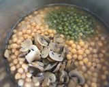 Foto del paso 1 de la receta: Sopa-guiso de garbanzos arvejas y champiñones