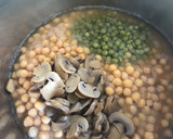 Foto del paso 1 de la receta: Sopa-guiso de garbanzos arvejas y champiñones