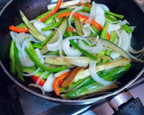 Foto del paso 7 de la receta: Fajitas de pechuga de pollo con vegetales y especias varias