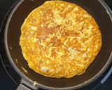 Foto del paso 5 de la receta: Tortilla exprés de patata y calabacín jugosa