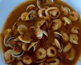 Foto del paso 9 de la receta: Calamares con tomate, almejas y gambas