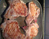 Foto del paso 2 de la receta: Chuletas de cerdo a la plancha con puré de manzana