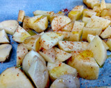 Foto del paso 1 de la receta: Patatas gajo al horno con sal marina de cúrcuma