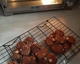Foto langkah ke 5 dari resep Butter Chocolate Almond Cookies.