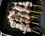 Une image de l'étape 5 de Brochettes d'agneau aux romarin et laurier 🍴.