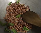 Foto langkah ke 2 dari resep Kacang daun jeruk sangrai tanpa minyak.