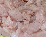Foto del paso 2 de la receta: Pechuga de pavo salteada con miel y soja