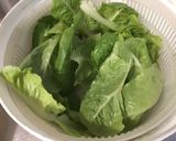 Une image de l'étape 2 de Salade de romaine aux betteraves rouges, tomates, frisée rouge et feta.