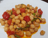 Foto del paso 3 de la receta: Garbanzos salteados con cherry, espárrago triguero y sobrasada