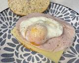 Foto del paso 2 de la receta Bagel de pavo, queso y huevo poché