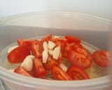 Une image de l'étape 1 de Purée bébé tomate et ail.