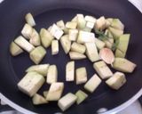 Foto del passaggio 2 della ricetta Tortiglioni con gamberi, crema di melanzane e datterini