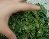 Foto langkah ke 4 dari resep Tumis daun singkong teri.