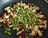 मटार बटाटा पोहे (matar batate pohe recipe in marathi) रेसिपी स्टेप 4 फोटो 
