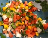 Hình bước làm 1 của món Salsa nhanh lẹ- salad bốn màu