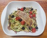 Foto del paso 3 de la receta: Salmón con fideos de calabacita al horno con sabor mediterráneo