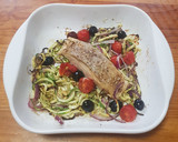 Foto del paso 3 de la receta: Salmón con fideos de calabacita al horno con sabor mediterráneo