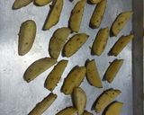 Foto langkah ke 2 dari resep Baked Potato Wedges 🥔🥔🥔.