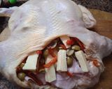 Foto del paso 3 de la receta: Pollo relleno de jamón, queso, morrón y aceitunas