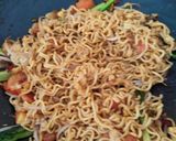 Foto langkah ke 5 dari resep Indomie goreng tomat.