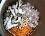 รูปขั้นตอนการทำที่ 3 ของ ข้าวหุงใส่ไก่และเห็ดชิเมจิ (Takikomi Gohan)