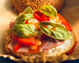 Hình bước làm 2 của món Hamburger Mè Kẹp Jambon, Phô mai Mozzarella, Ớt Chuông & Basil