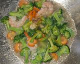 Foto langkah ke 3 dari resep Tumis Brokoli Udang.
