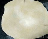 A picture of step 2 of Tava roti pizza.