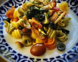 Foto del paso 4 de la receta: Trottole tricolor con bonito a la menta y albahaca