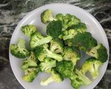 A picture of step 2 of Cheesy broccoli.