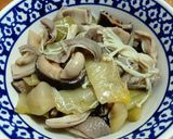 รูปขั้นตอนการทำที่ 5 ของ กระเพาะหมูผัดผักกาดดองเห็ดเข็มทอง